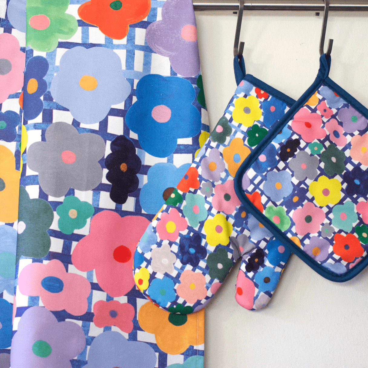 Shuh Lee Colourful Flower Oven Mitt and Pot Holder Set